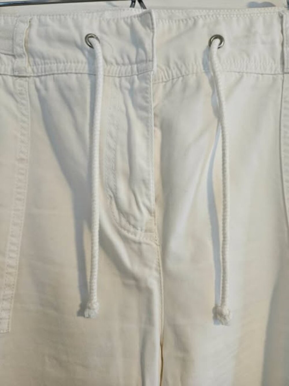 Jones New York Signature White Cargo Capris Size 12 Drawstring Waist Cuffed Hem - Picture 3 of 6